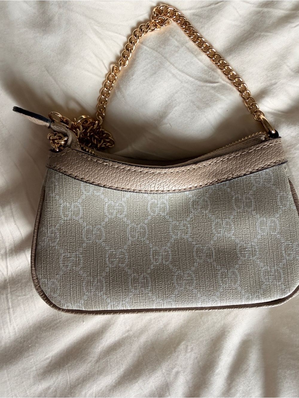 Gucci similar Light Beige GG Canvas Shoulder Bag with Gold Chain - Picture 2 of 4